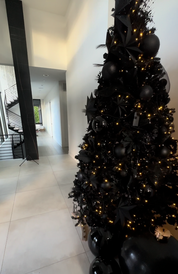 Schwarzer Premium-Tannenbaum – Stylisches Weihnachts-Highlight für moderne Wohnzimmer & luxuriöse Festtage 🎁🌲 150cm