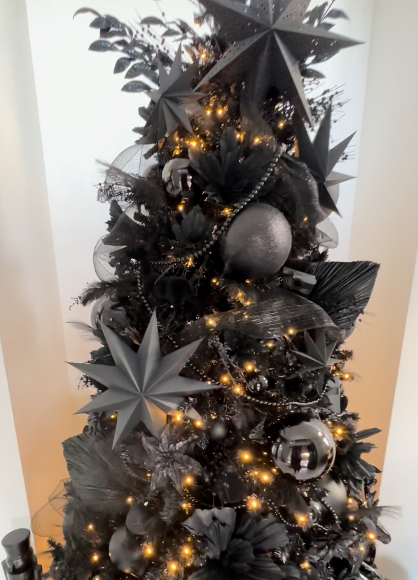 Schwarzer Premium-Tannenbaum – Stylisches Weihnachts-Highlight für moderne Wohnzimmer & luxuriöse Festtage 🎁🌲 150cm